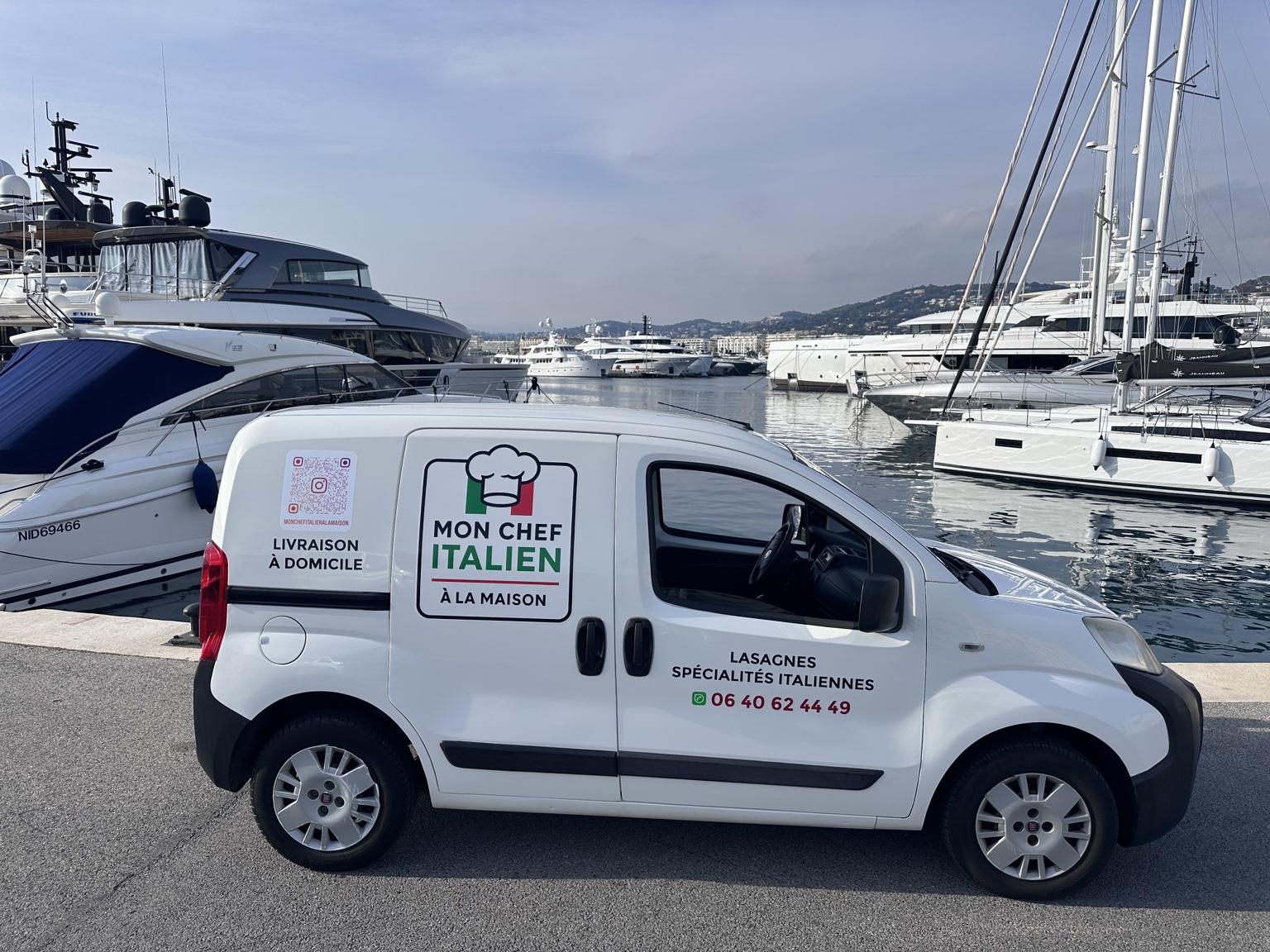 La camionnette Mon Chef Italien à la Maison au port, devant les yachts